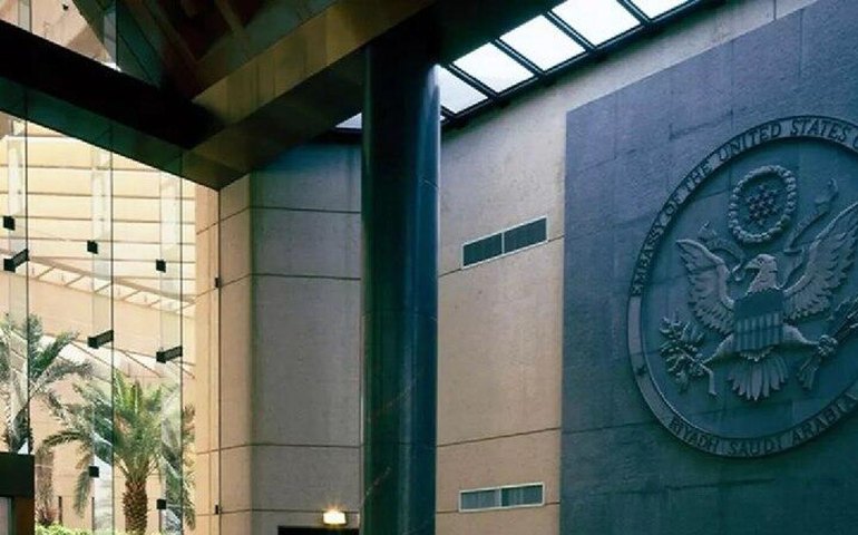 Embaixada dos EUA na Arábia Saudita pega fogo após explosões, diz Reuters