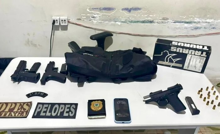 Os militares localizaram uma pistola PT 938, dois simulacros de arma de fogo e munições calibre .380