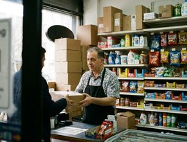 Pequenos negócios ganham nova fonte de renda como pontos de retirada de compras on-line.