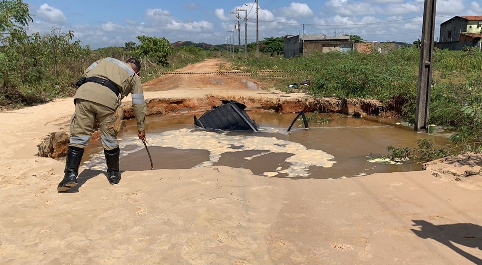 Carro afunda em buraco e é inundado por vazamento de água na Zona de Expansão de Aracaju / Foto: Foto: Jéssika Cruz/TV Atalaia
