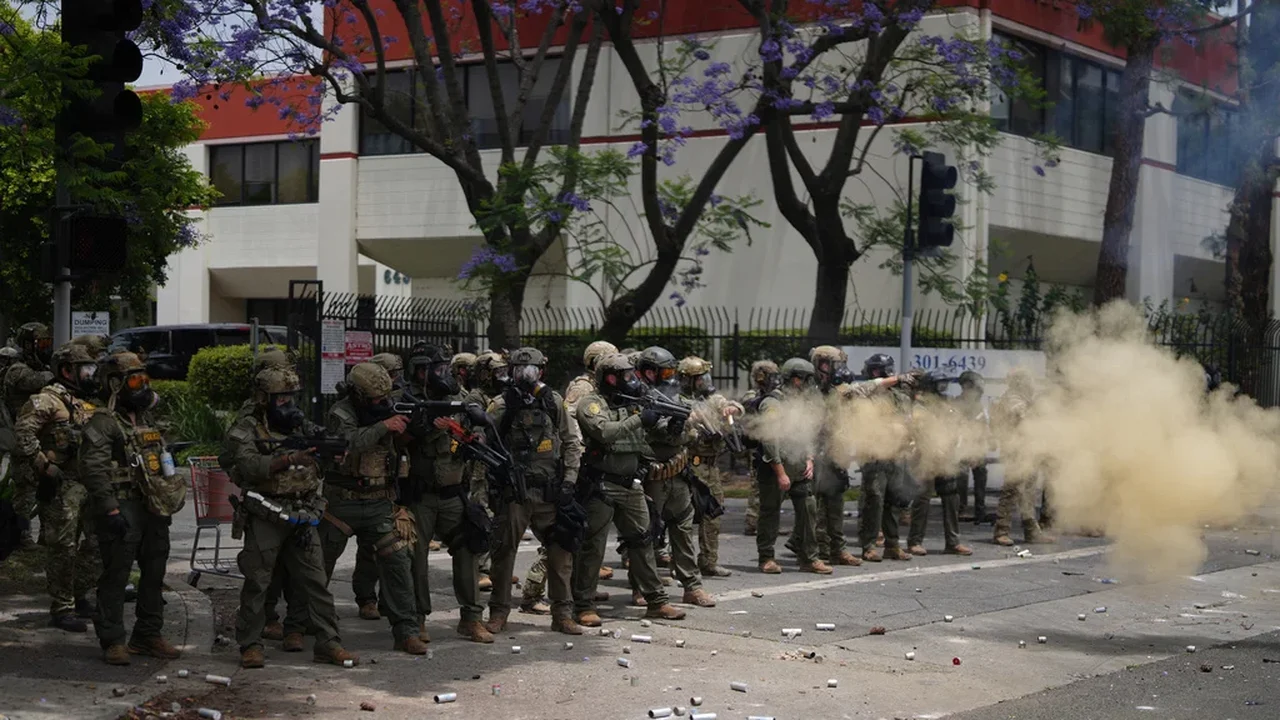 Juiz bloqueia proibição da Califórnia de agentes federais usarem máscaras mas exige que distintivos sejam vistos claramente