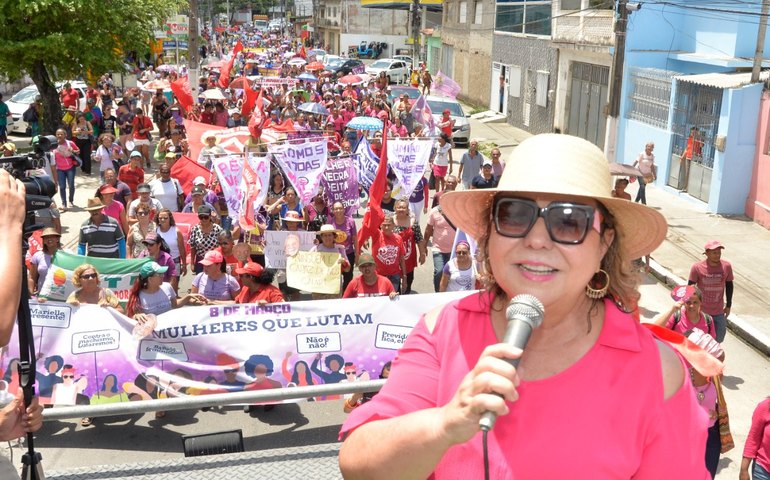 Tereza Nelma quer Auxílio Inclusão Digital para estudantes de escolas públicas