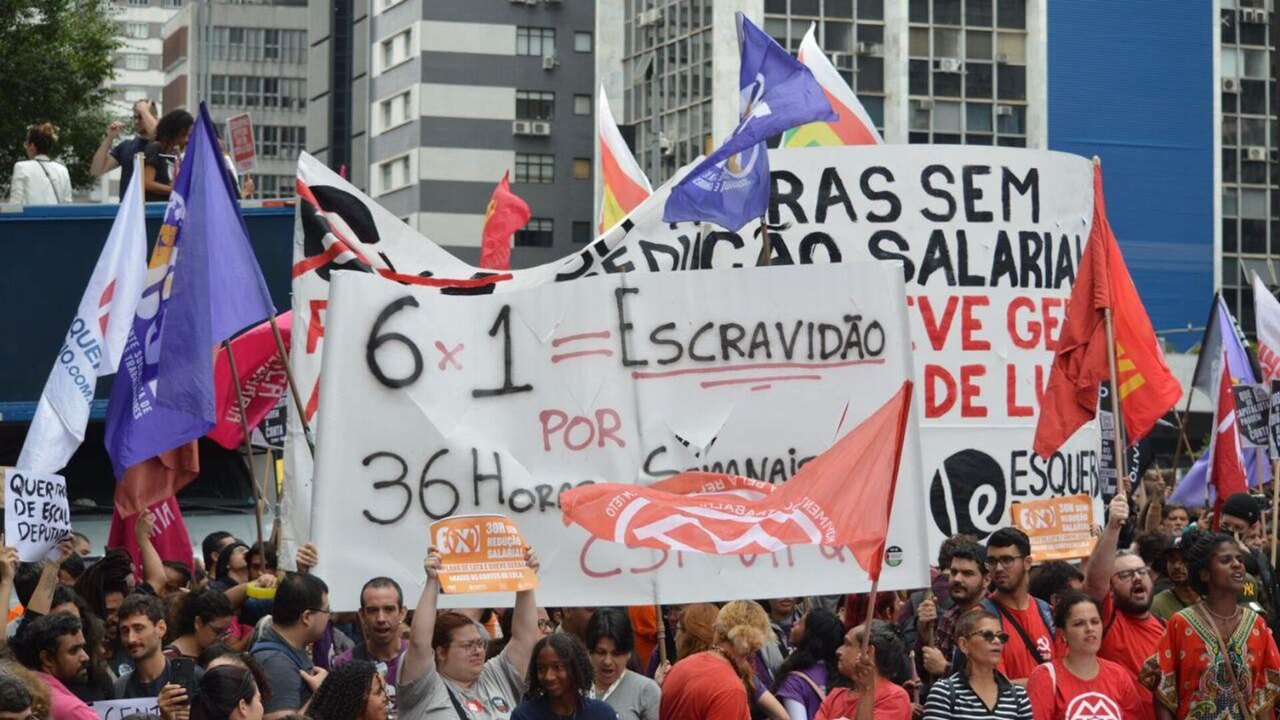 Protesto na Paulista reúne trabalhadores contra escala 6x1 e defende PEC da redução da jornada