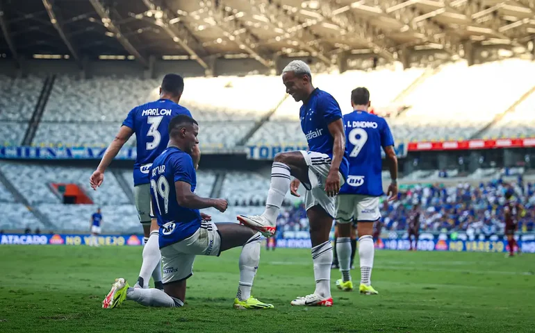 Marlon renova com Cruzeiro até dezembro de 2026: 'Feliz e motivado para buscar grandes coisas'