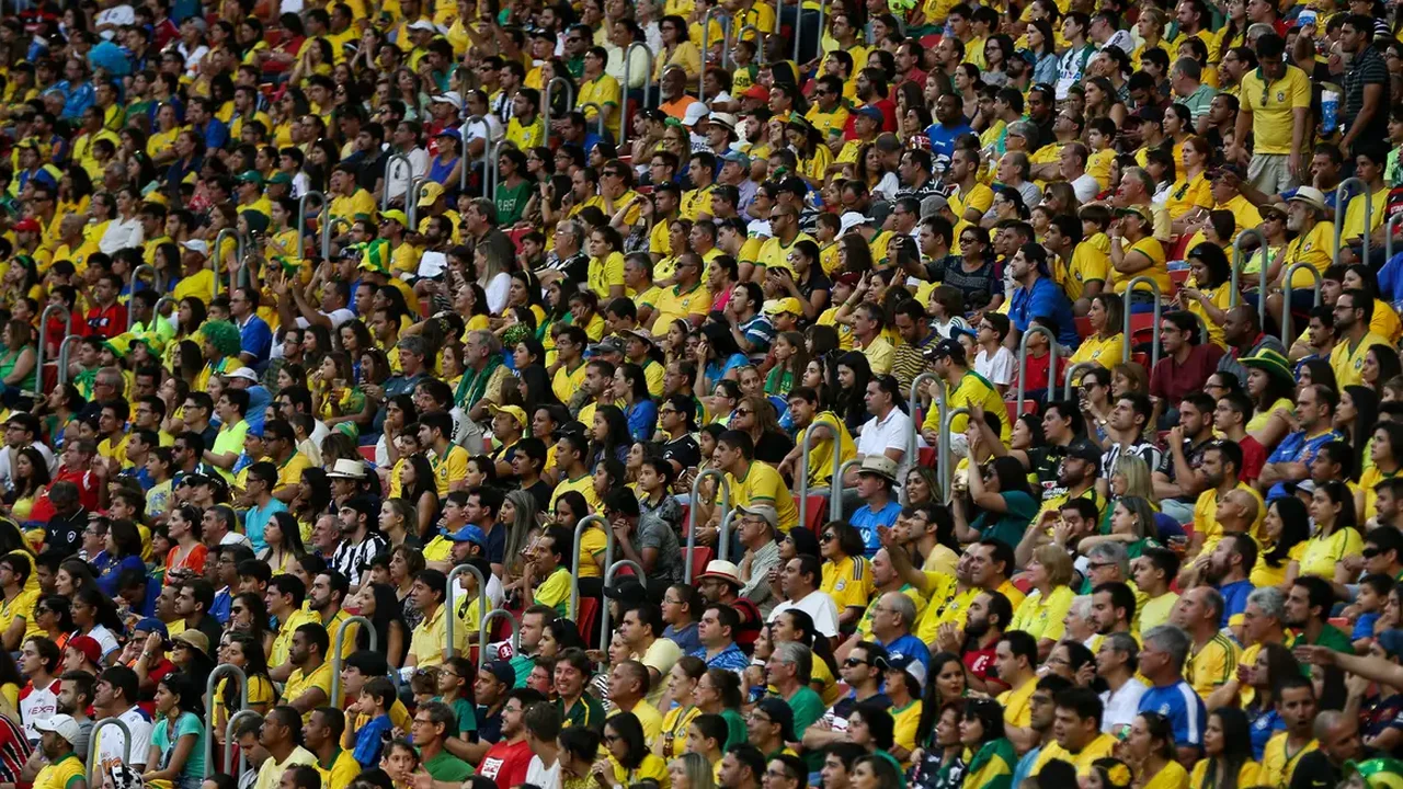 Confusão entre torcedores e policiais atrasa início de Brasil e Argentina no Maracanã