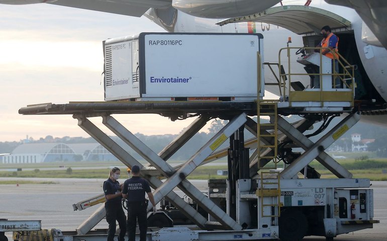 Butantan recebe matéria-prima para 8 milhões de doses de vacina