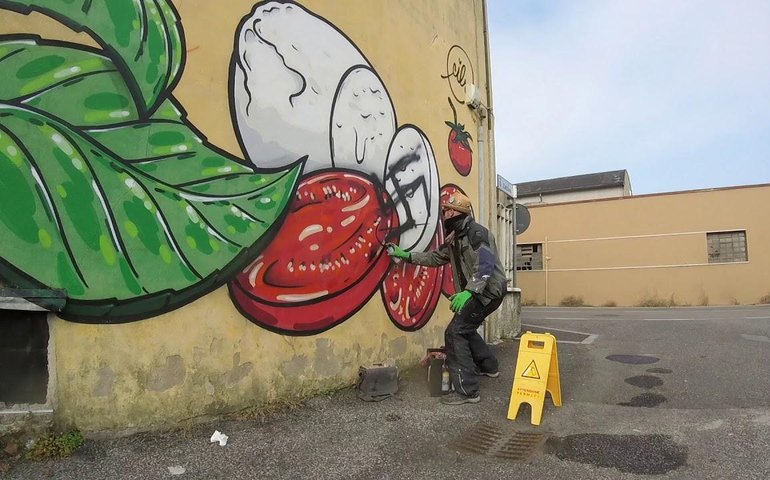 Artista italiano combate símbolos de ódio com arte de comida
