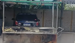 Caminhonete que estava próxima ao carrinho chegou a ser atingida, mas ninguém ficou feriado. Foto: Flavio Nunes/Reprodução.