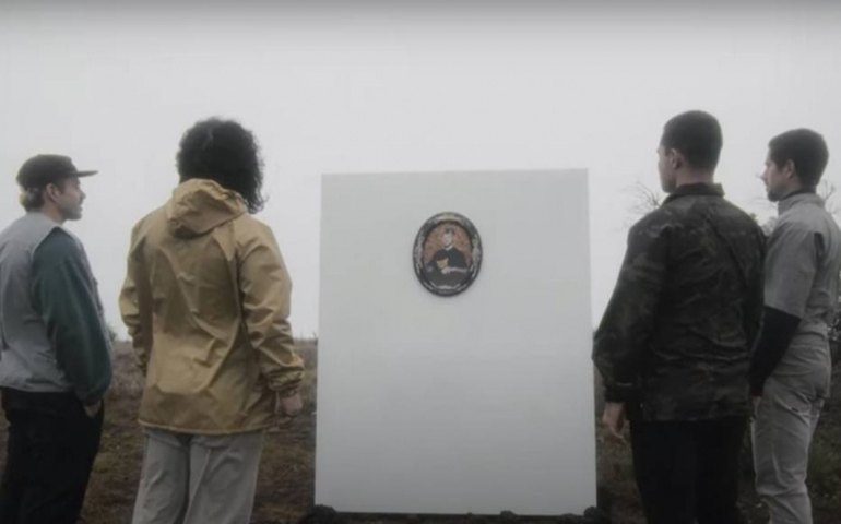 Lagum homenageia baterista morto em nova música: ‘Ninguém me ensinou’