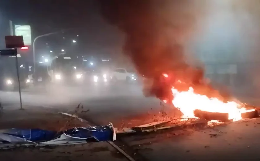 Protesto fecha os dois sentidos de avenida em Maceió