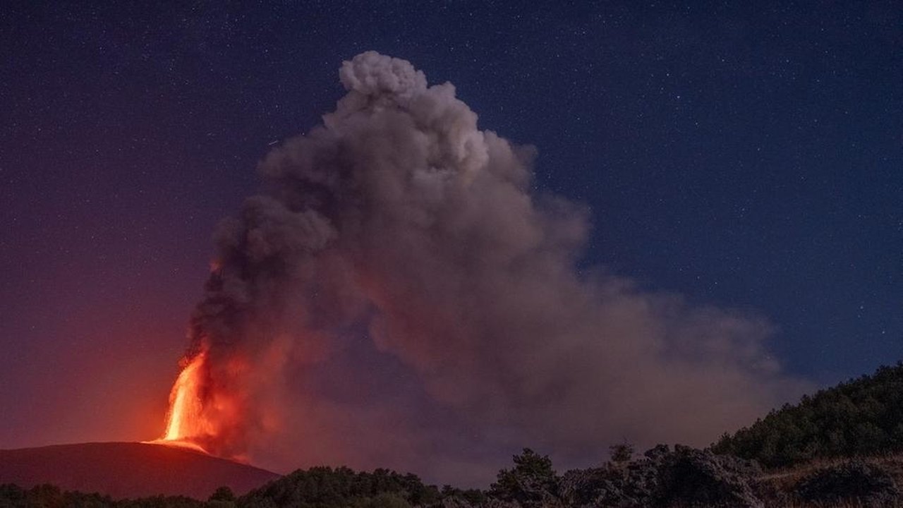 Nova erupção do Etna forma coluna de cinzas de 8 quilômetros e provoca fechamento do principal aeroporto da Sicília; vídeo