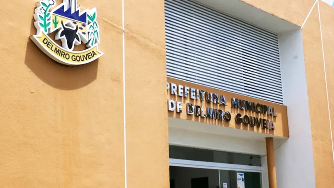 Delmiro anuncia convocação da Saúde, mas publica contrato de outro município
