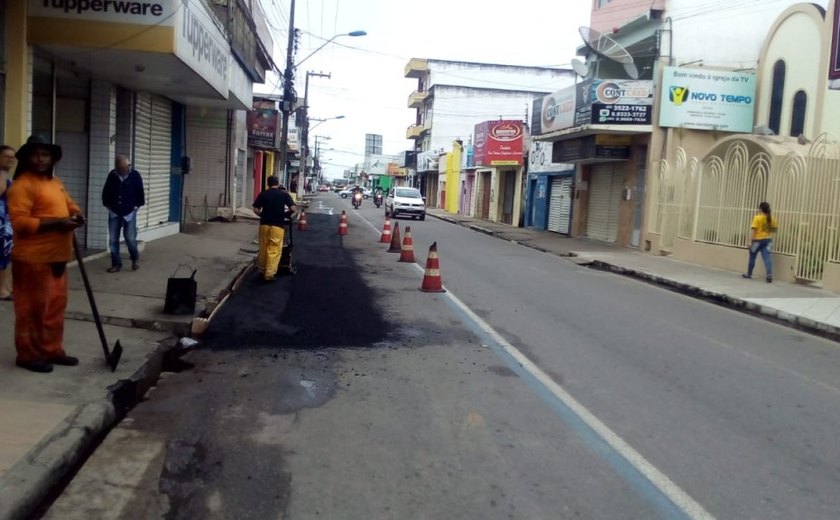 Apesar da chuva, Prefeitura de Arapiraca mantém operação tapa-buraco no Centro