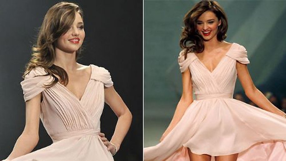 Miranda Kerr deixa calcinha à mostra ao desfilar no México