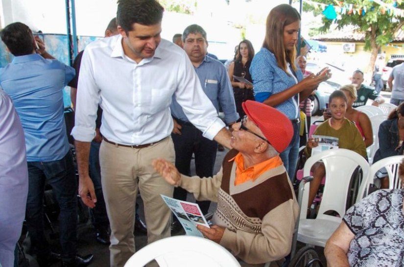 Prefeito Rui Palmeira entrega cadeiras motorizadas a usuários da Adefal