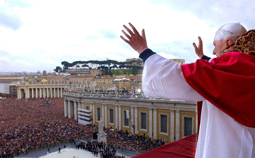 Autoridades políticas e católicas lamentam morte de Bento XVI