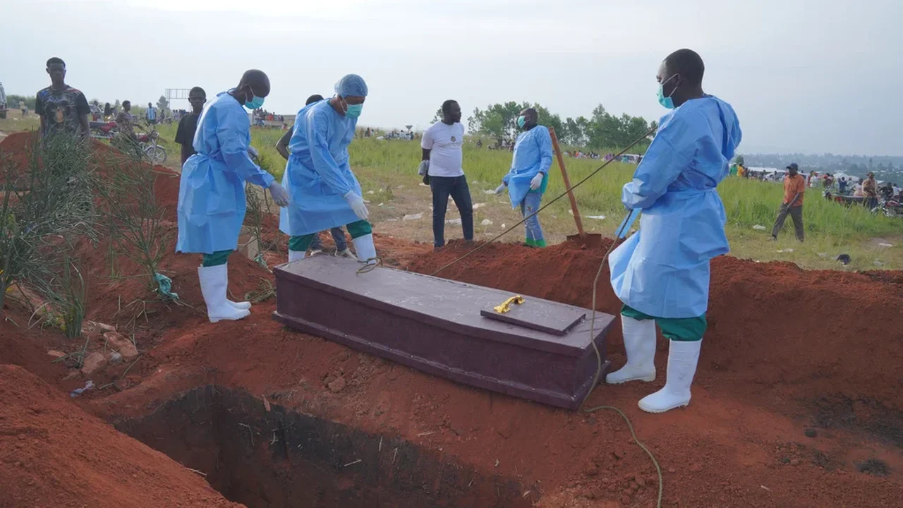 Autoridades do Congo relatam mais de 6.000 casos confirmados de Ebola e quase 3.000 mortes.