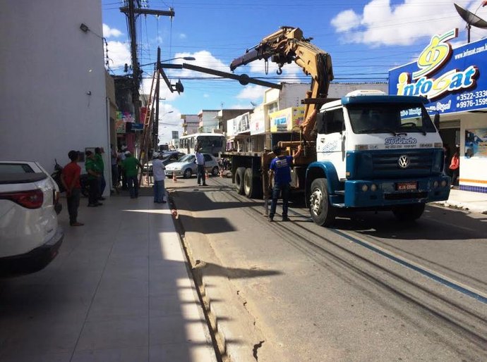 SMTT de Arapiraca retira semáforo danificado e agentes monitoram trânsito