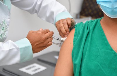 Dose de reforço para adultos e 4ª dose para imunossuprimidos começam a ser aplicadas em Alagoas