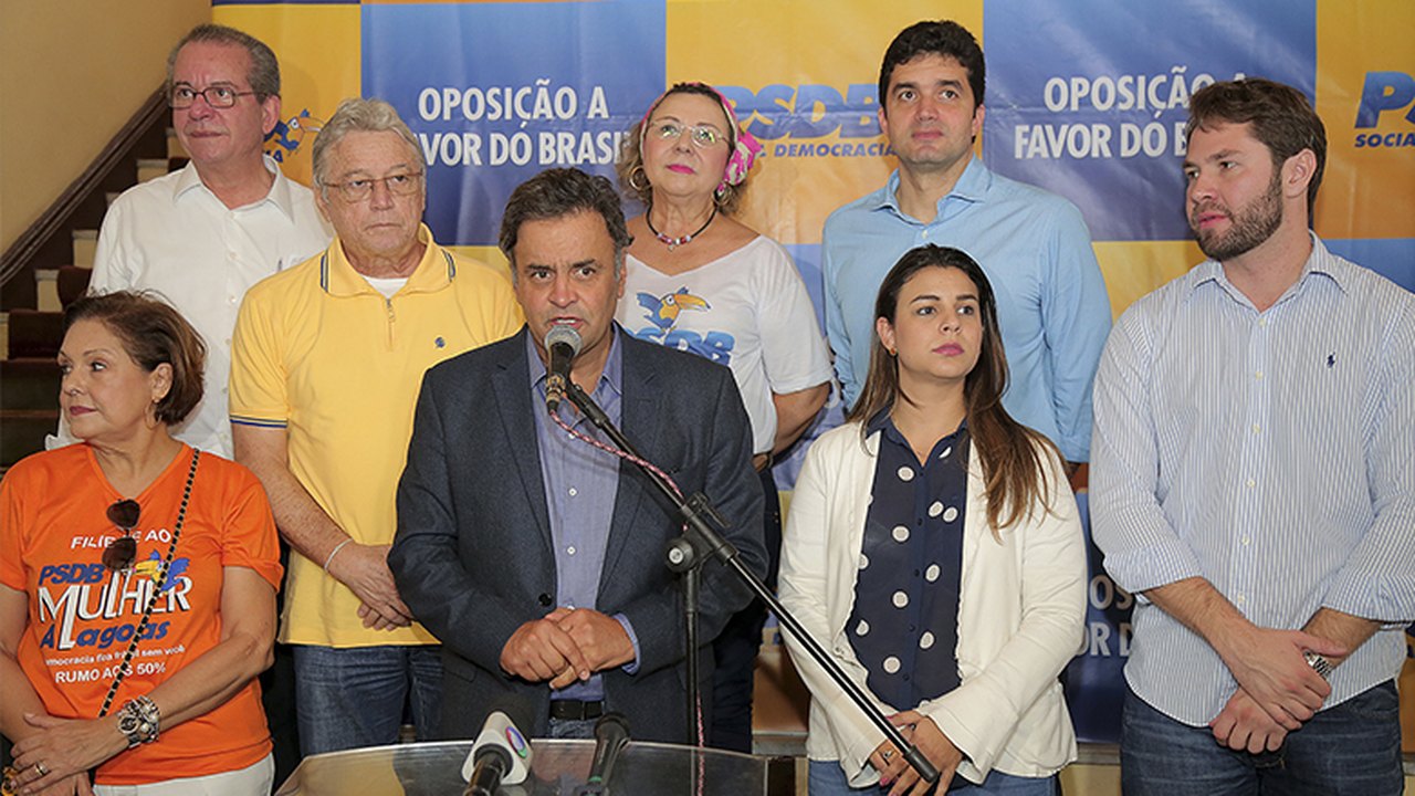 “PSDB conversa com a sociedade de cara limpa”, diz Aécio