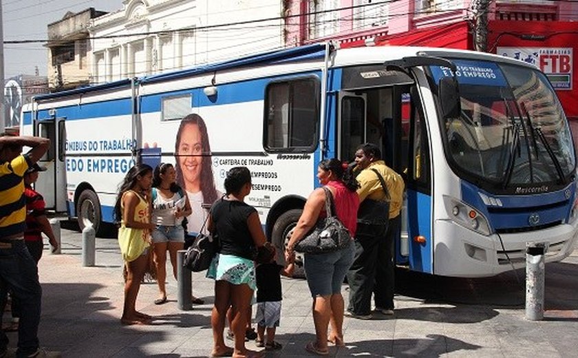 Ônibus do Trabalho e Emprego faz mais de 700 atendimentos em dois meses