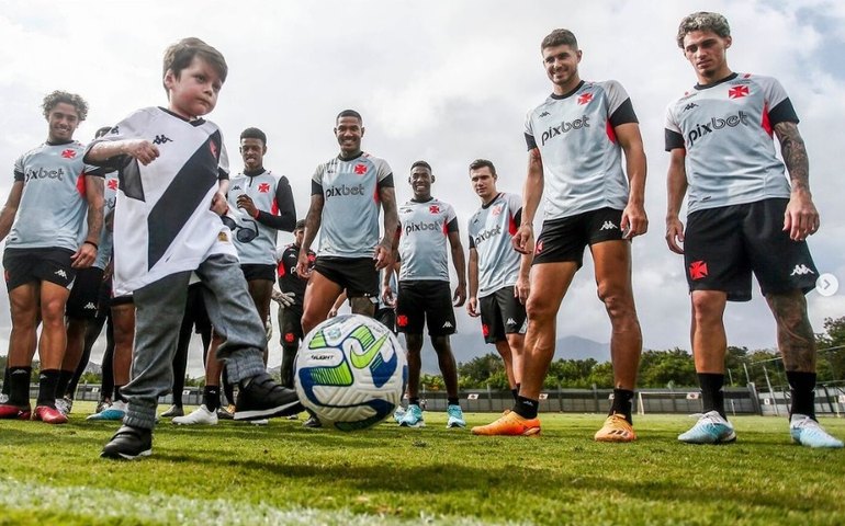 Menino Guilherme deixa coma após 16 dias e visita jogadores do Vasco no CT