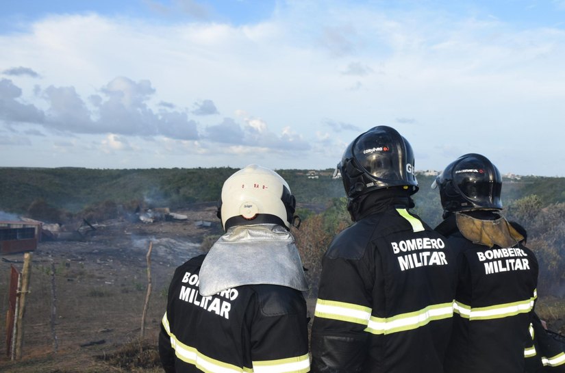 Bombeiros controlam incêndio em vegetação na Cidade Universitária