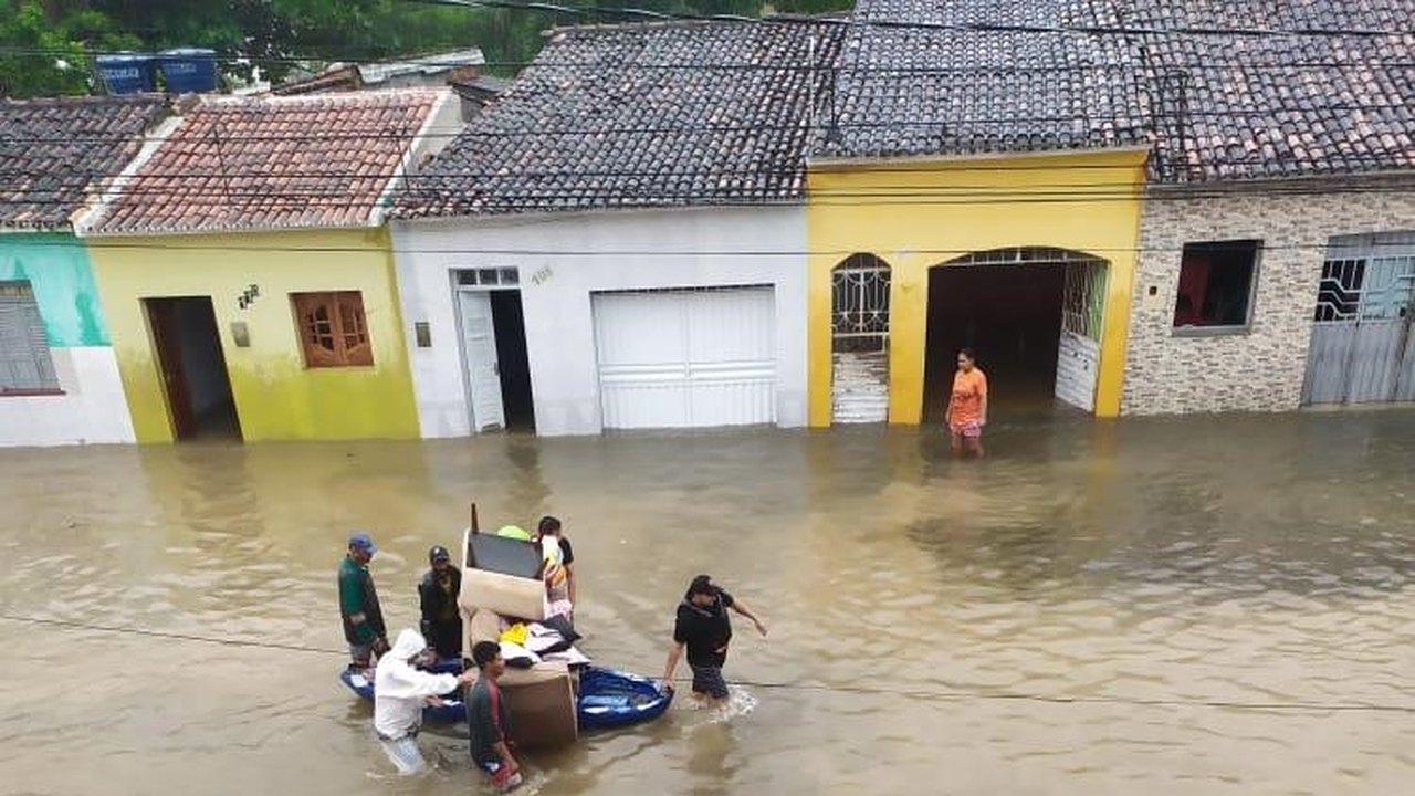 Chuvas mantém mais de mil pessoas desalojadas em Penedo