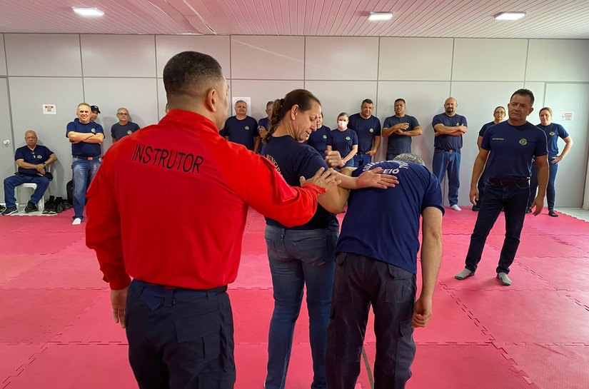 Terceira turma de Instrução de Armamento e Tiro participa de aula de defesa pessoal