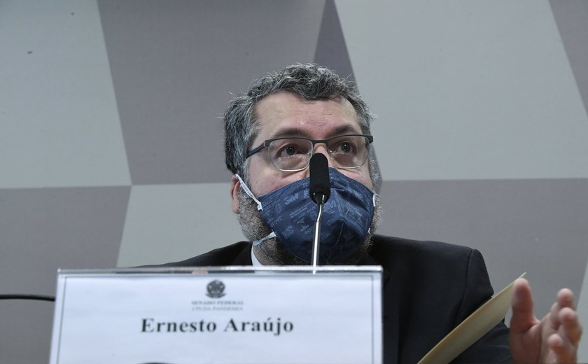 Araújo diz que Bolsonaro falou de Pfizer em reunião ministerial neste ano