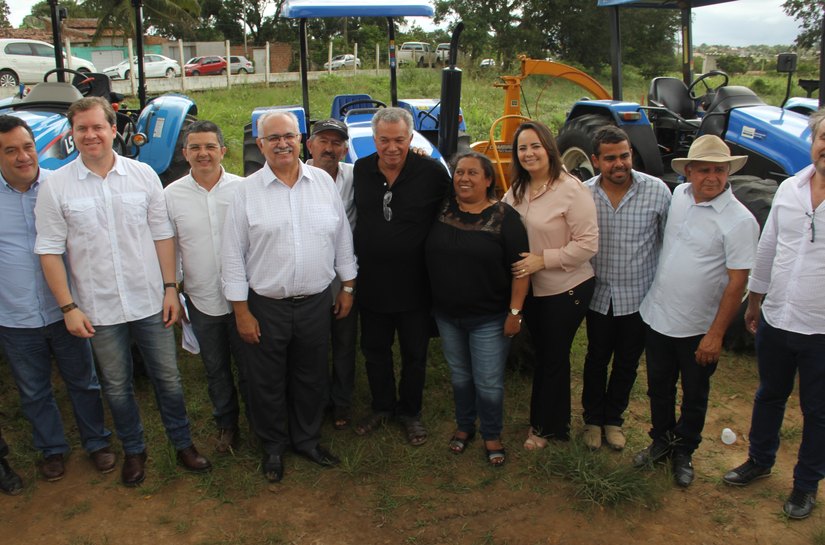 Agricultura familiar de Arapiraca é contemplada com dois novos tratores
