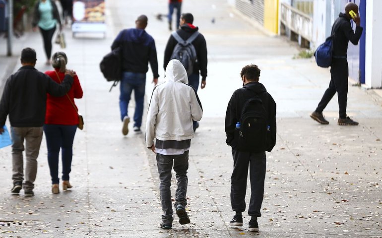 São Paulo tem céu nublado e frio neste domingo