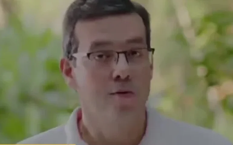 Afastado por suspeita de fraude: prefeito de Macapá agrediu jornalistas ao ser questionado sobre obra em hospital