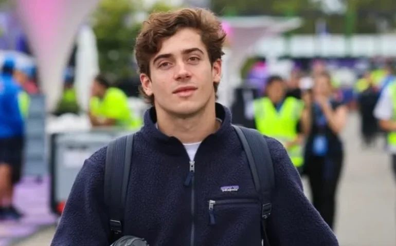 Colapinto lota ruas de Buenos Aires em evento de exibição durante pausa da Fórmula 1