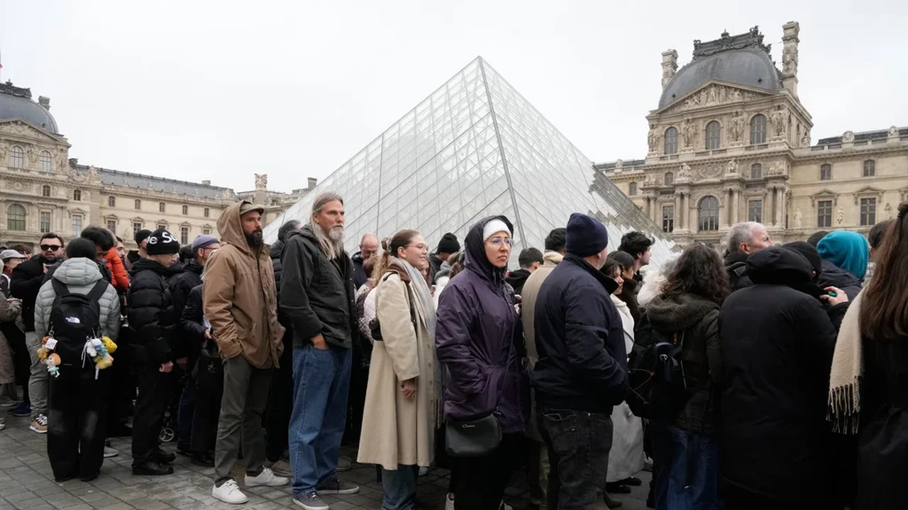 Autoridades do Louvre afirmam que fraudes são 'inevitáveis' em grandes museus, enquanto a França investiga esquema multimilionário