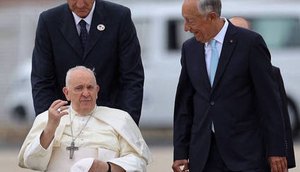 Papa chega a Portugal em meio a protestos e com desafio de abordar abusos sexuais da Igreja Católica / Foto: Foto: Antonio Cotrim