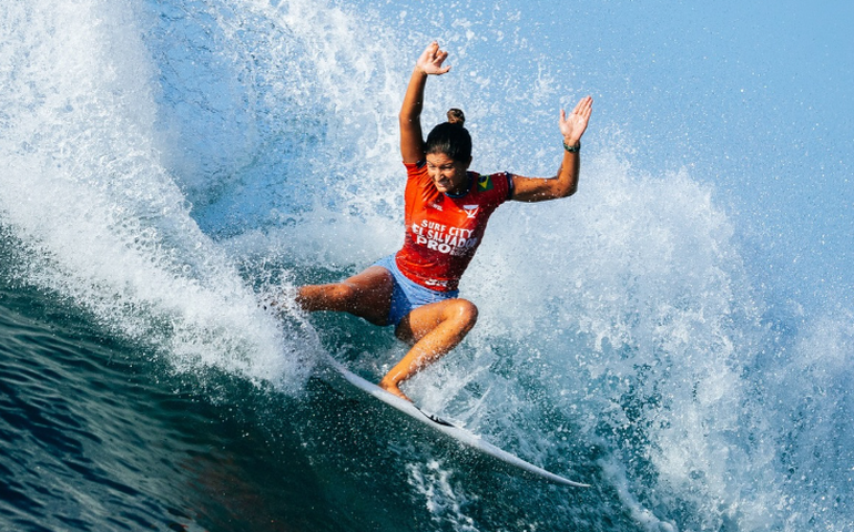 Luana Silva faz história e alcança semifinal inédita na etapa de Bells Beach da WSL