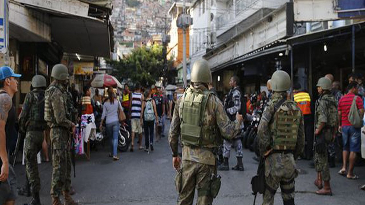 Forças Armadas voltam à Rocinha para apoiar a polícia em buscas na favela