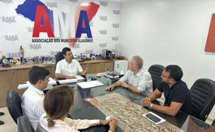 Hugo Wanderley, presidente da AMA, em reunião com representantes da empresa Águas do Sertão