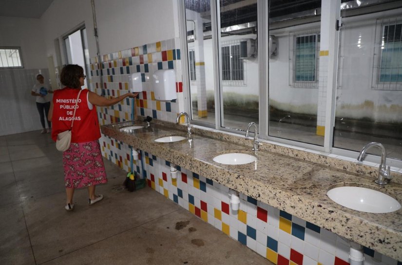 Força-tarefa formada por MPAL, MPF, MPT e DPE fiscaliza escolas da EJAI e verifica deficiências em Maceió