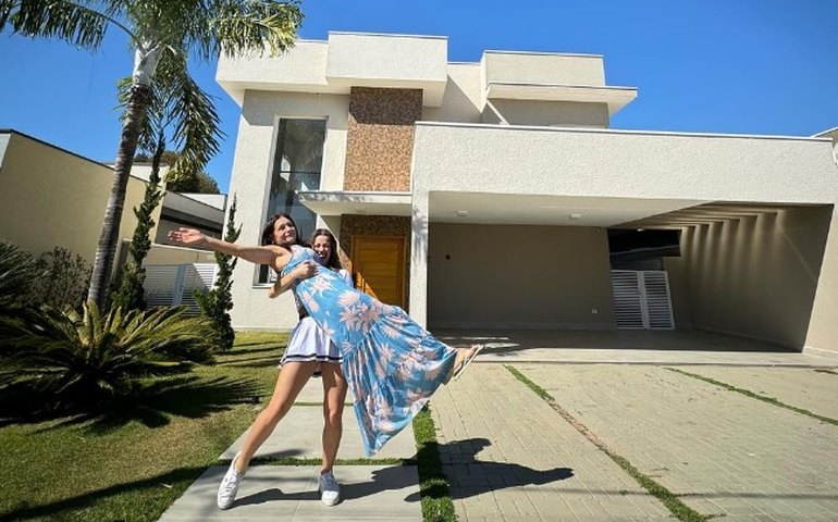 Ex-BBB Beatriz Reis dá casa de luxo para a mãe: 'Te prometi'