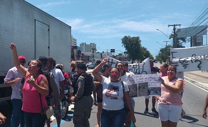 Familiares de pacientes que usam o home care fizeram protestos na Avenida Fernandes Lima nesta manhã Familiares de pacientes que usam o home care fizeram protestos na Avenida Fernandes Lima nesta manhã
