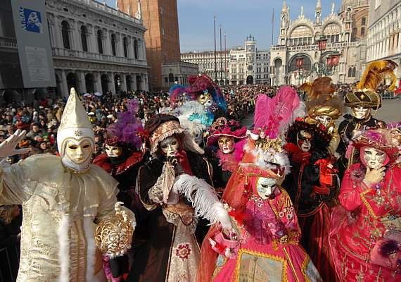 Último dia de carnaval de Veneza atrai 80 mil pessoas