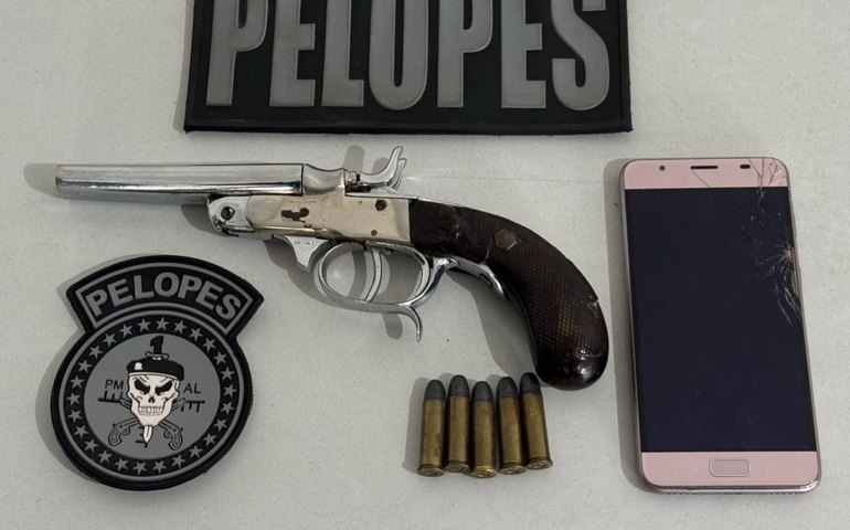 Jovem é flagrado com revólver e preso pela PM em Arapiraca