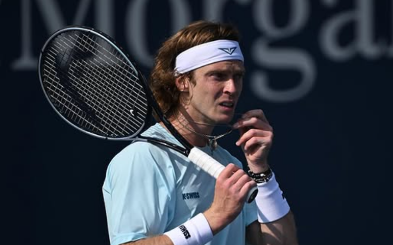 Campeão em Doha, Rublev cai na estreia em Dubai; Medvedev avança