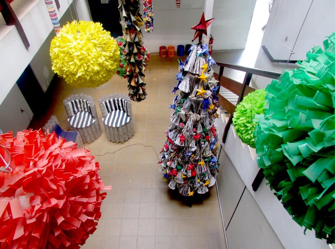 Slum transforma recicláveis em artigos de Natal