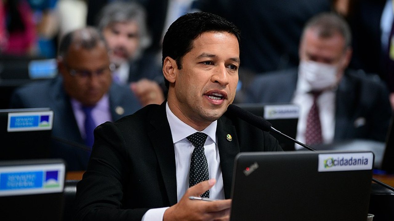 Vai a Plenário projeto que obriga poder público a fornecer uniforme escolar