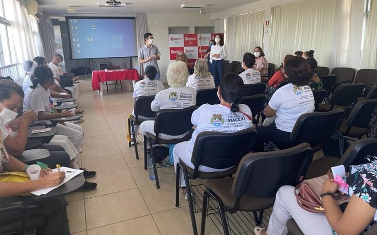 Saúde debate estratégias de apoio aos cuidadores de idosos