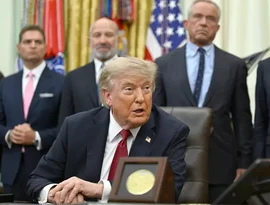 Trump avalia ataques limitados no Estreito de Ormuz, diz mídia