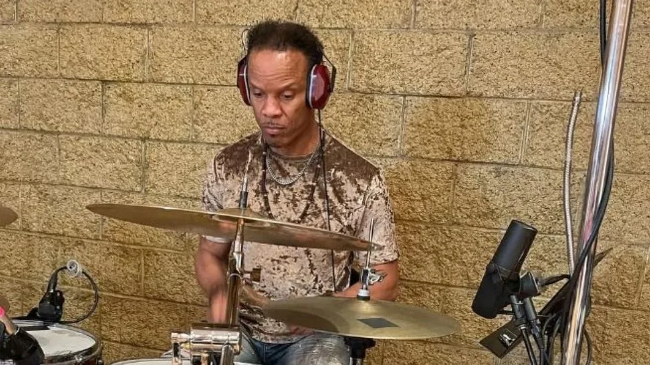 Baterista do Earth, Wind & Fire está em coma induzido após parada cardíaca antes de show